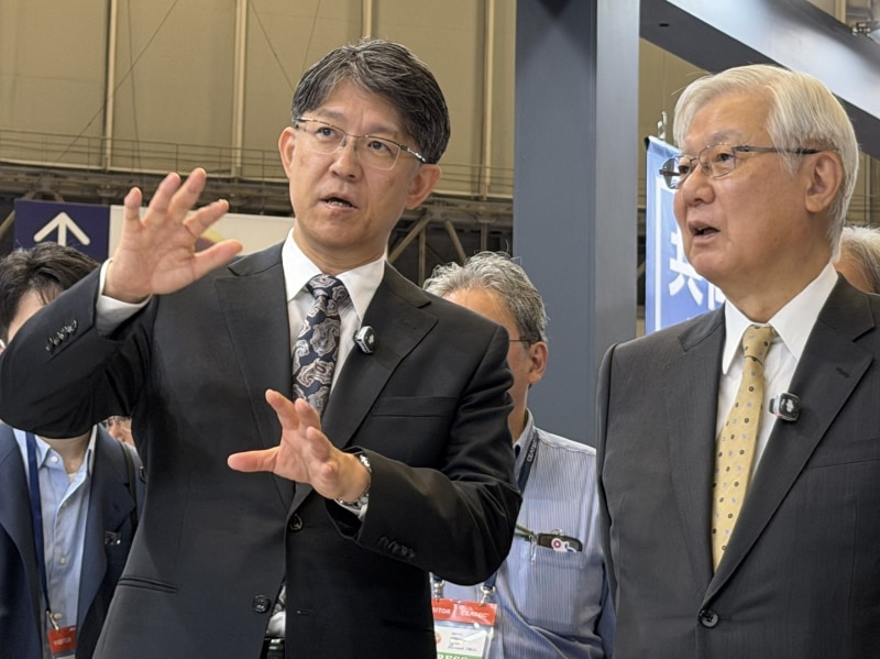 Japan Mobility Show Bizweek 2026の会場に入ると、今度は佐藤会長が説明役に
