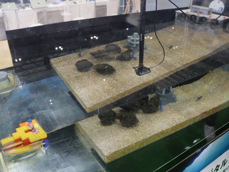 同パビリオン内に設置された水槽の中をカメラで撮影したデータから、ほぼリアルタイムに3Dデータを生成するデモが見られる