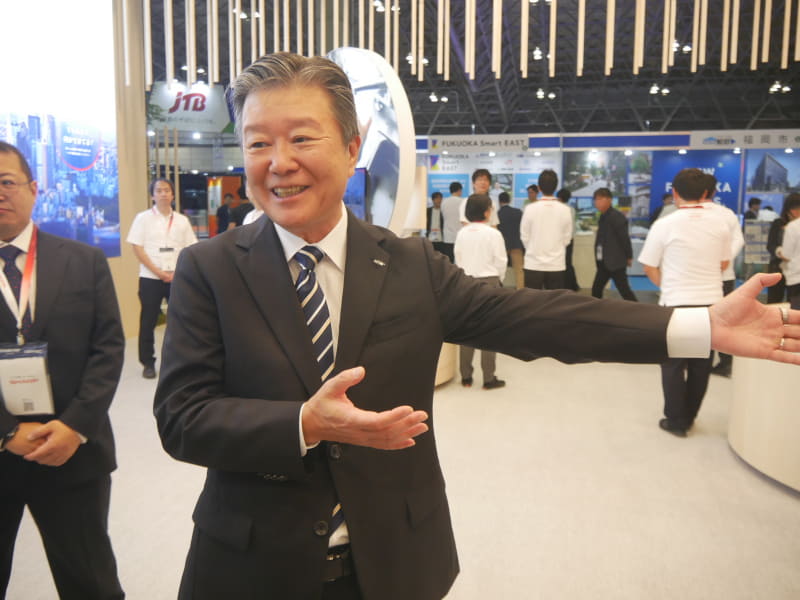 自社ブースで出展の狙いを説明するシャープの河村哲治社長