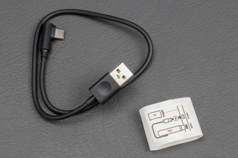 付属するのは短いUSBケーブルのみ。TVのUSB Type-Aポートにつなぐことで給電する