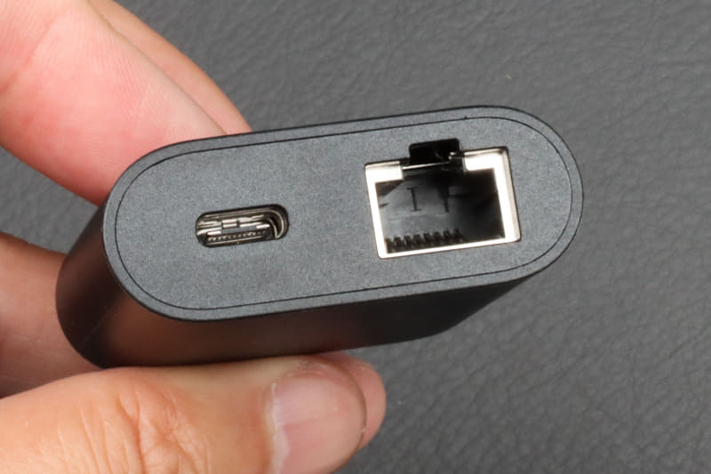 アダプターの本体には有線LANポートと電源用のUSB Type-Cポートがある