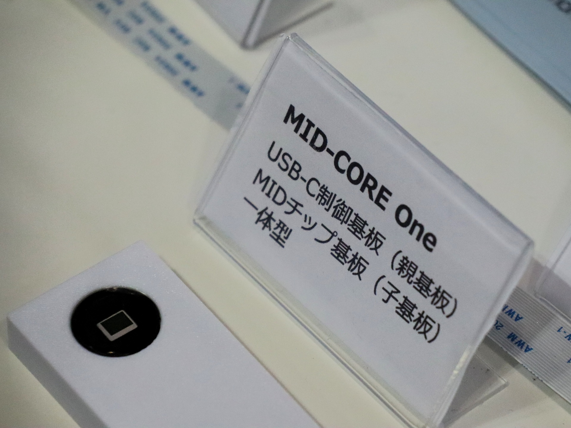 “レンズのない顕微鏡”――レンズレス顕微観察技術「MID（Micro Imaging Device）」を紹介しているIDDKのブース（<a href="https://www.ceatec.com/nj/exhibitor_detail_ja?id=849" class="strong bn" target="_blank">ホール4 ブース番号4H105</a>）