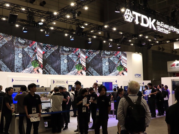TDKのブースでは、「メタオプティクスミラーを用いた網膜直接描画（DRP）ディスプレイ」を体験しようと、多くの来場者がデモ機の順番を待っていた（<a href="https://www.ceatec.com/nj/exhibitor_detail_ja?id=26" class="strong bn" target="_blank">ホール5 ブース番号5H261</a>）