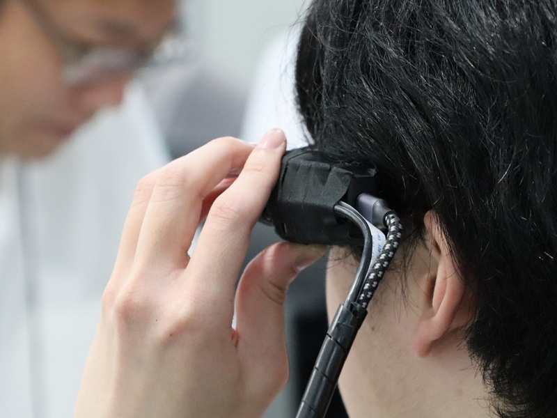 QDレーザもブースを出展し、網膜投影の視線追従システムなどを展示していた（<a href="https://www.ceatec.com/nj/exhibitor_detail_ja?id=250" class="strong bn" target="_blank">ホール8 ブース番号8H122</a>）。同社は網膜投影技術・特許群を持っており、TDKの「メタオプティクスミラーを用いた網膜直接描画（DRP）ディスプレイ」にも使われている