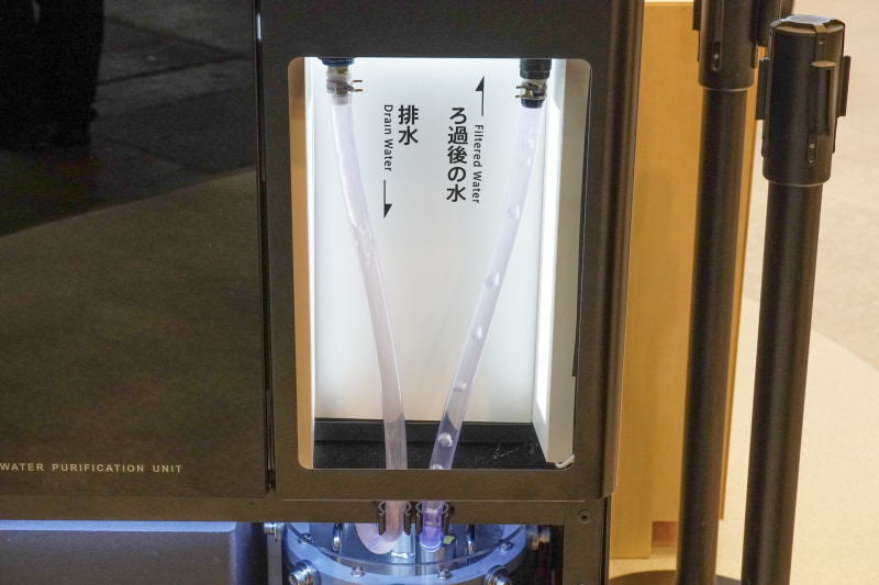 ブースで動作中のデモ機では、濾過器に入る水と出ていく水が分かるようになっていた