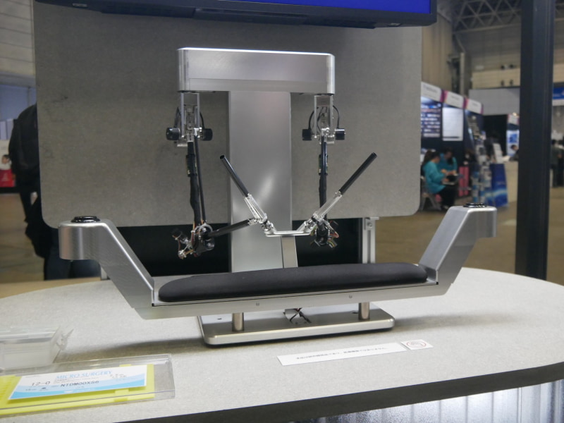 マイクロサージャリー支援ロボットを展示