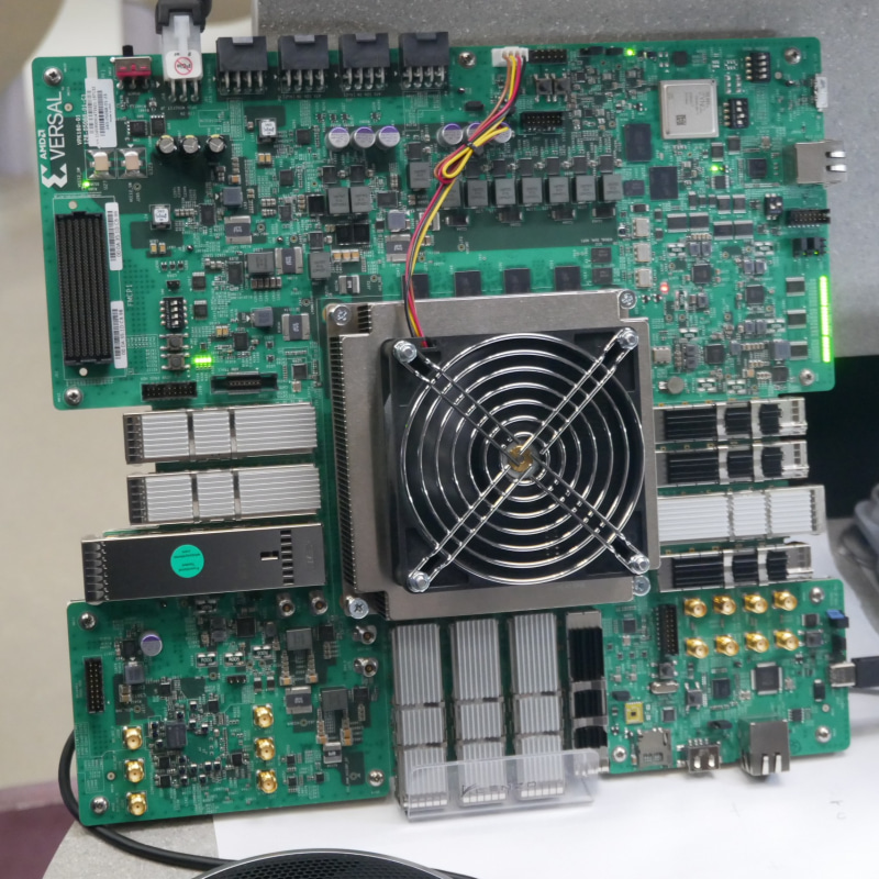 超低消費電力AI半導体を搭載した基板を展示。チップはファンの下に設置されている