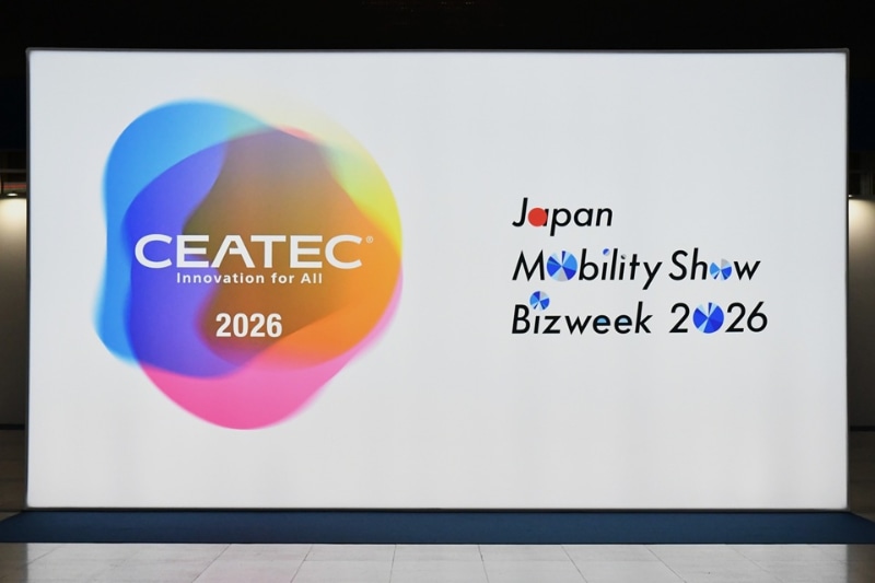 会期中、幕張メッセの中央エントランスに設置されていたイベントロゴ。今年は「CEATEC 2026」と「Japan Mobility Show Bizweek 2026」が併催された