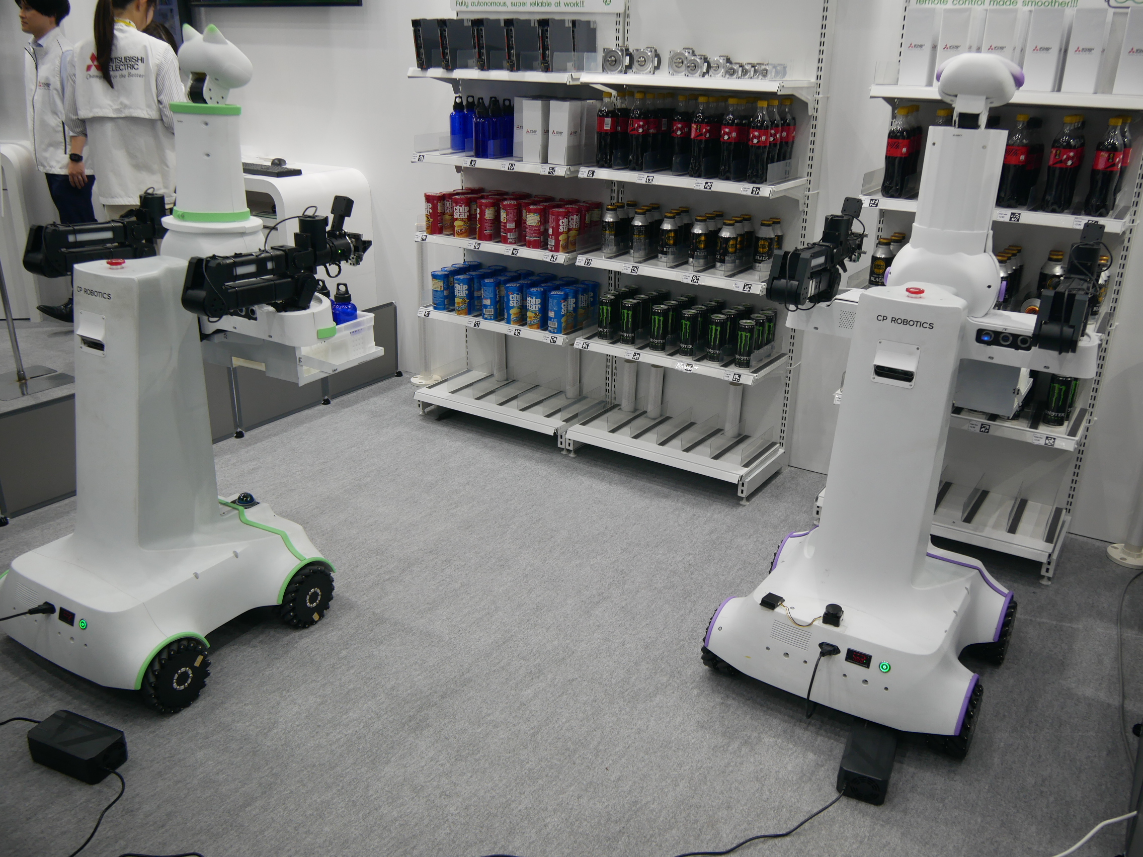 小売店舗でロボットが棚出しを行うデモンストレーション