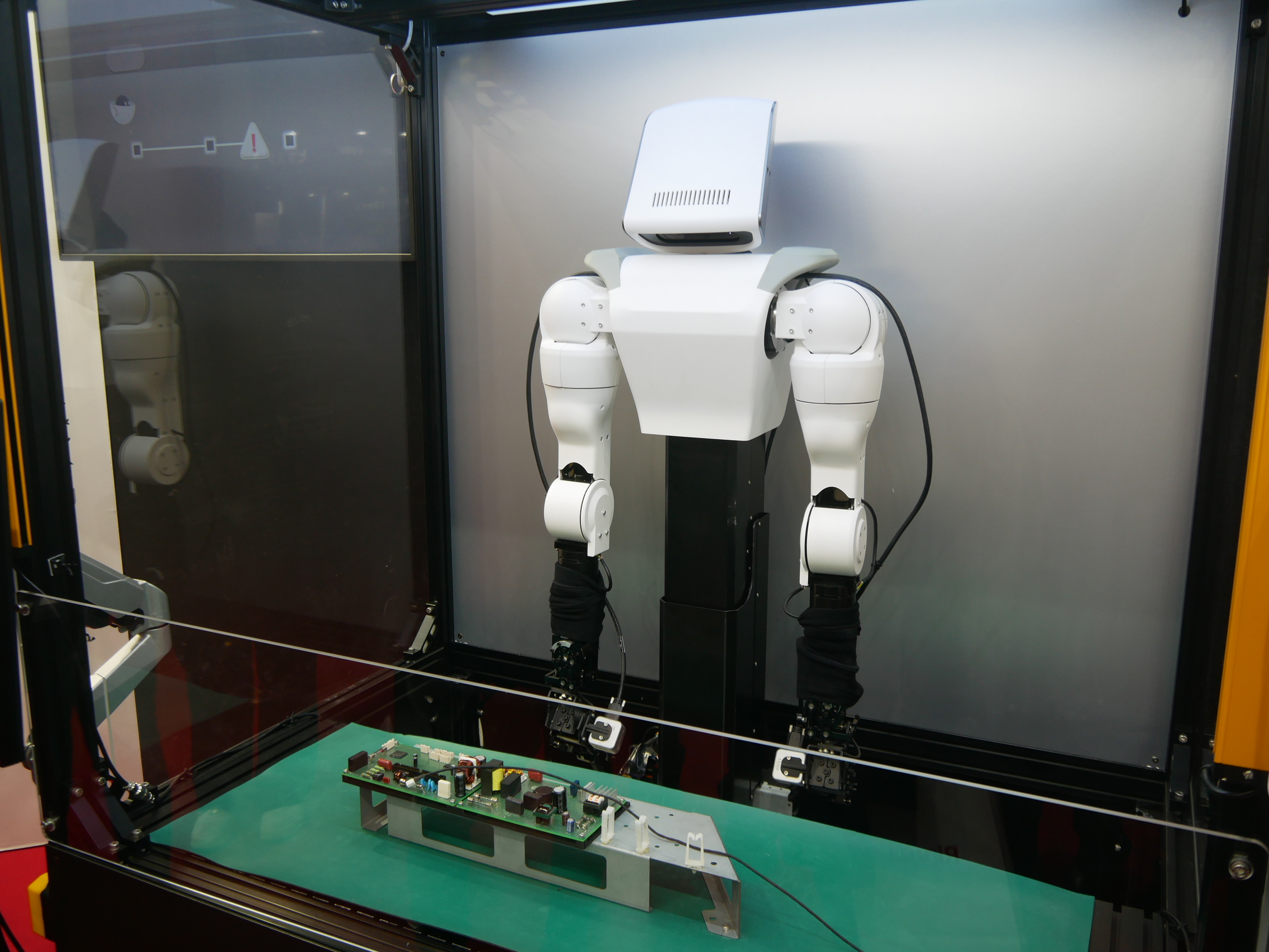 ワイヤーなどの柔らかいものを扱える日立独自のロボット