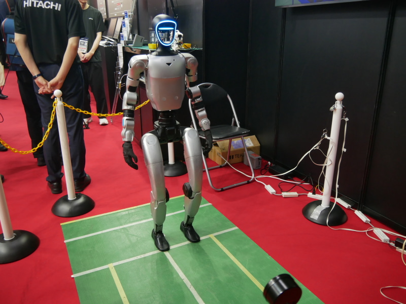 2足歩行ロボットも展示。日立ビルシステムの水戸事業所で活用しているという