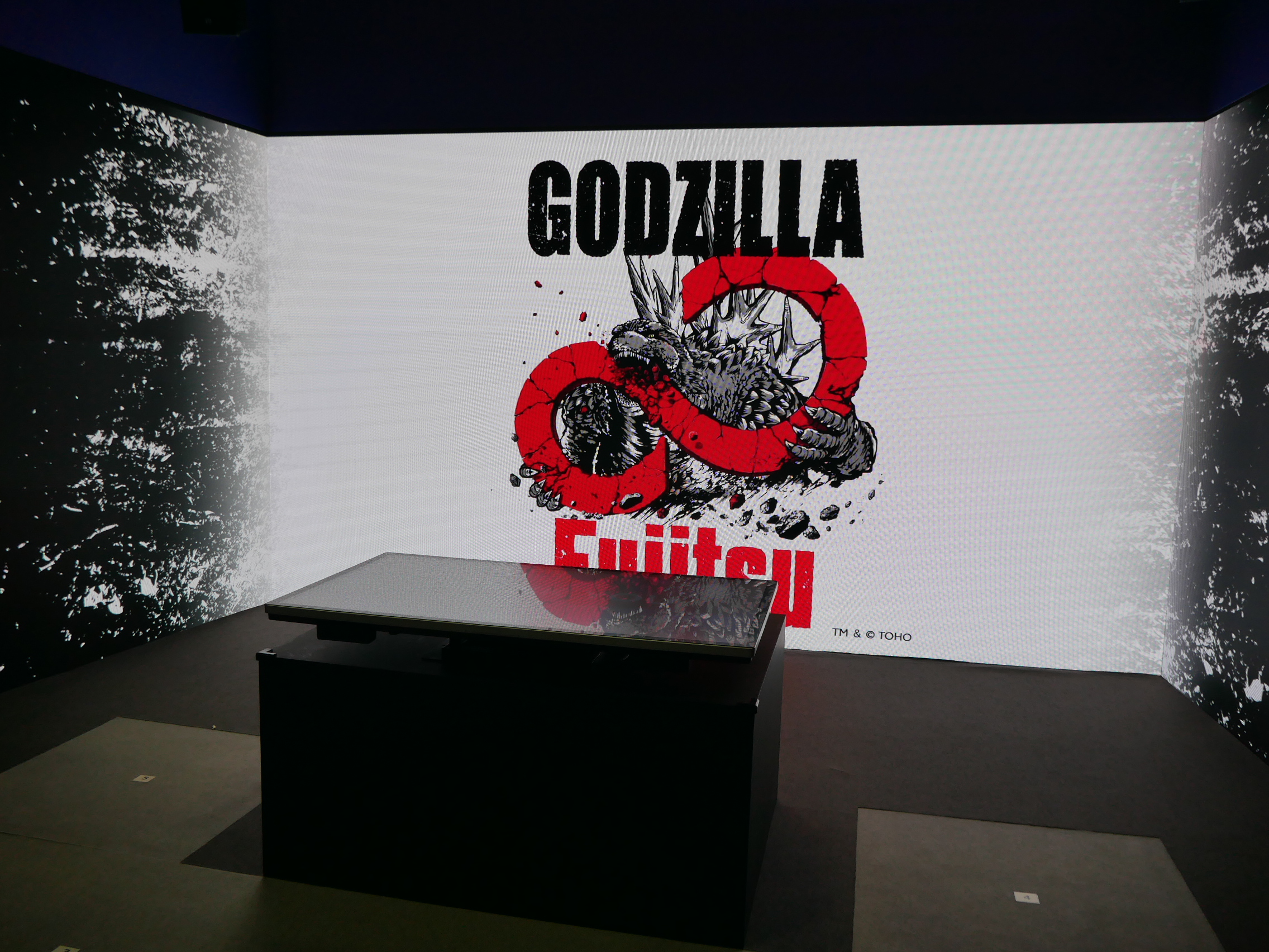 ゴジラが富士通のロゴであるインフィニティマークに噛みつく特別なコンテンツも表示