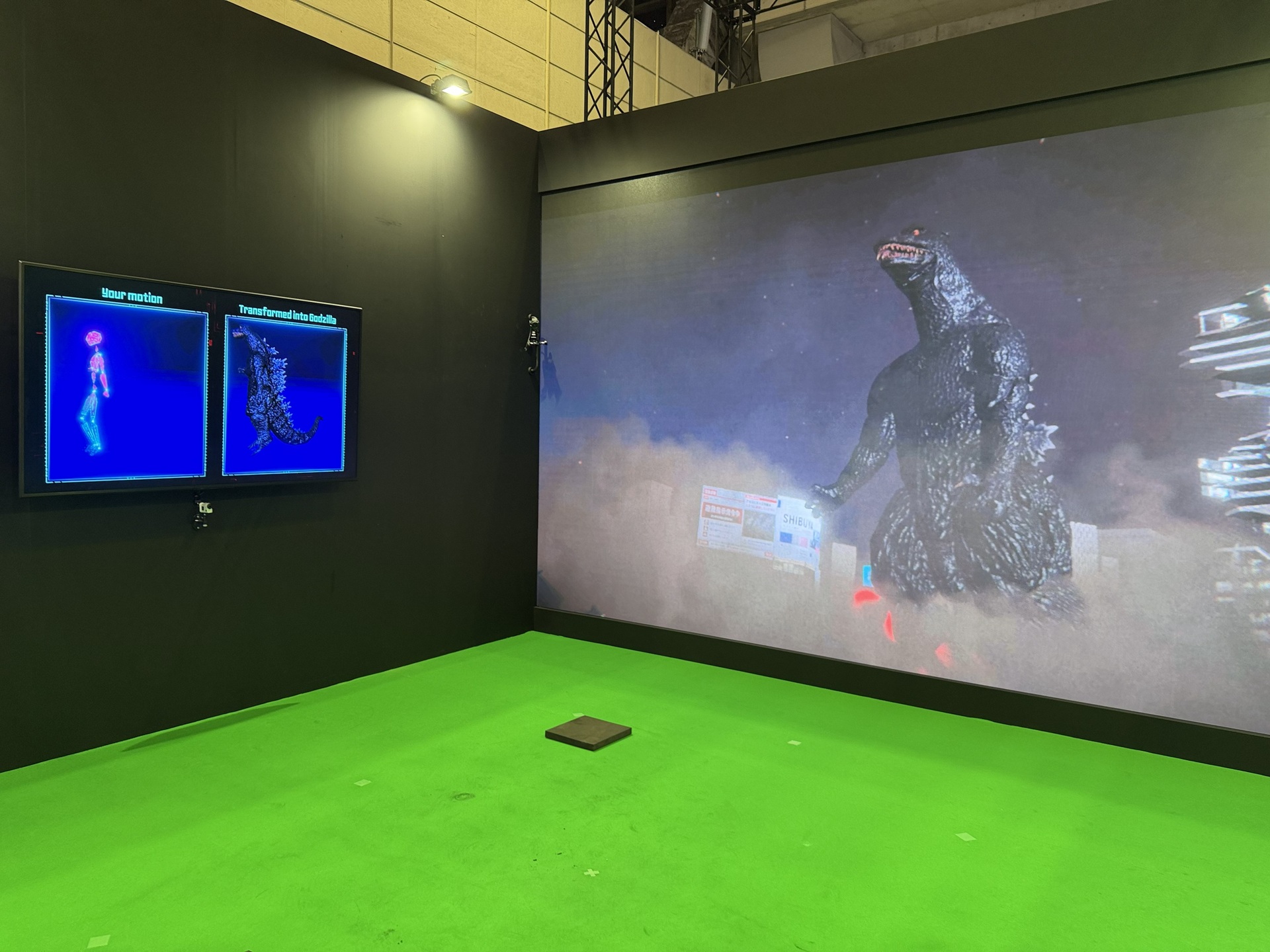 参加者の動きをゴジラの動きとして再現する。床の黒い部分にビルがあると想定して動く