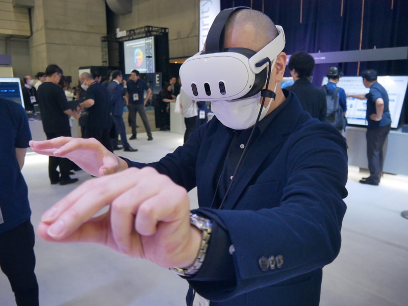 VRゴーグルを装着して「バーチャルトレーニングセンター」を体験しているところ