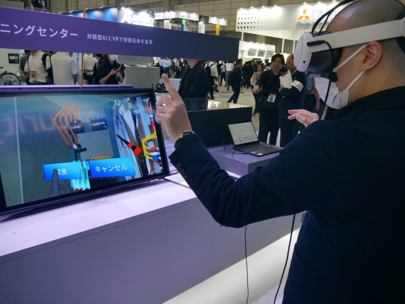 仮想空間でドライバーを取り出して保守作業のトレーニングを開始する