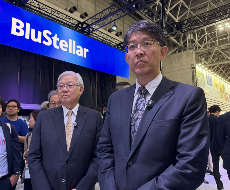 CEATEC 2026会期初日には、NECの新野隆会長（左）の案内で、トヨタ自動車の佐藤恒治副会長兼CIO（右）が、AI自律型組織について説明を受けた（<a href="https://internet.watch.impress.co.jp/docs/event/2147942.html" class="strong bn" target="_blank">10月14日付関連記事</a>参照）
