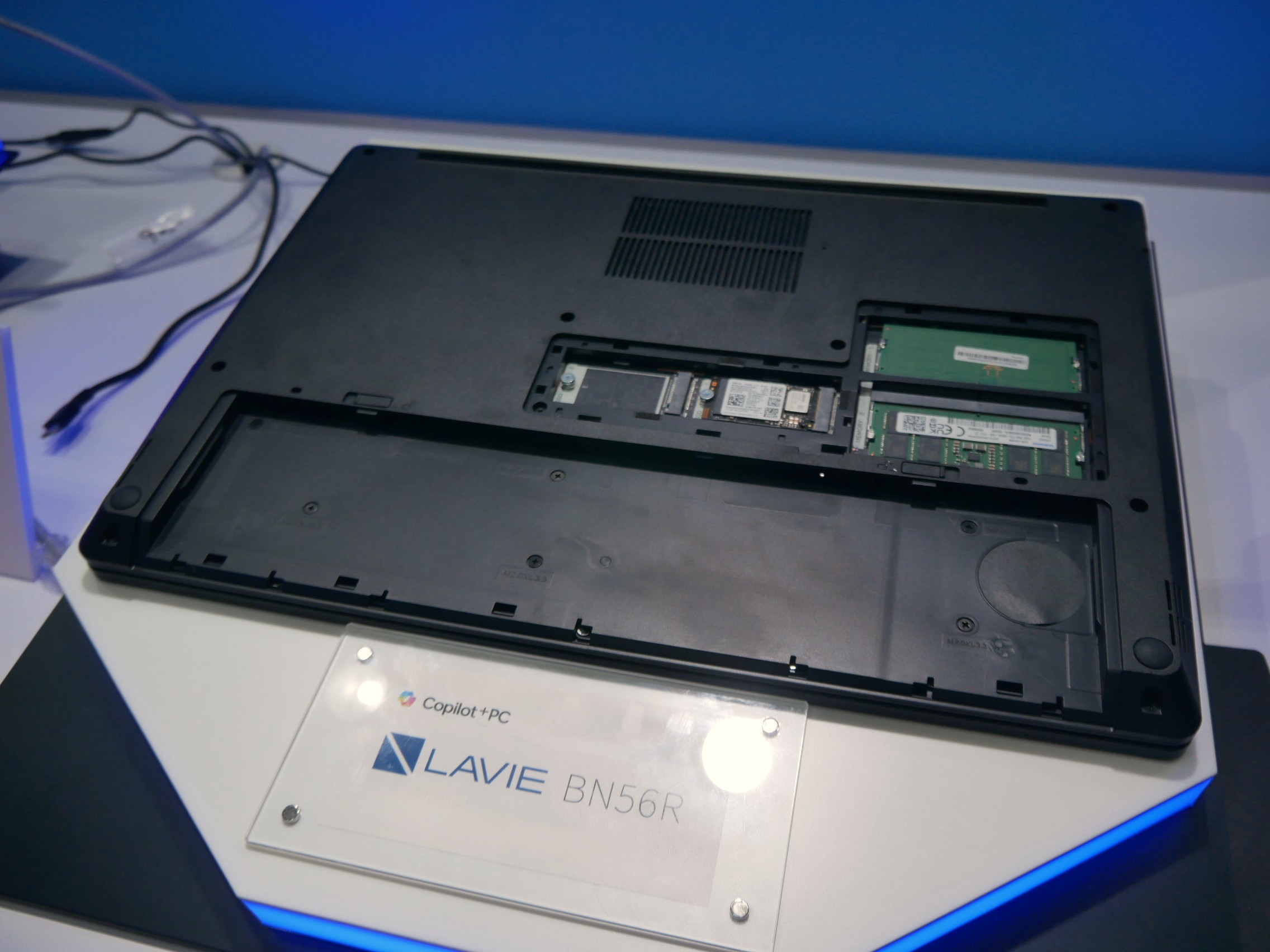 バッテリーを自ら交換できることを訴求した16型スタンダードノートPCの「LAVIE BN56R」