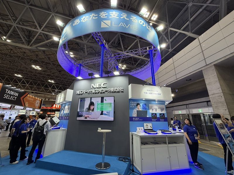 「CEATEC 2026」のNECパーソナルコンピュータのブース。ブランドカラーのブルーでまとめている