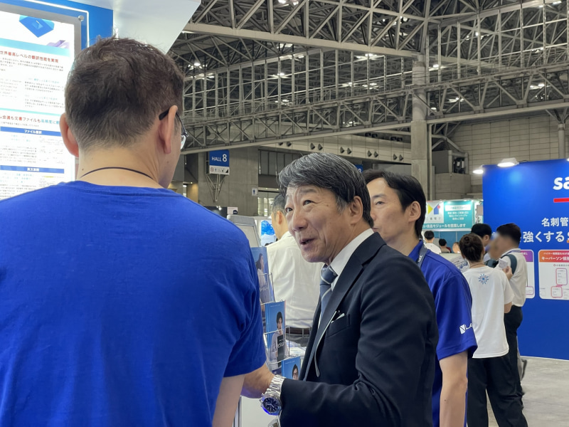 ブース内では熱心に説明を聞く檜山社長の姿が見られた
