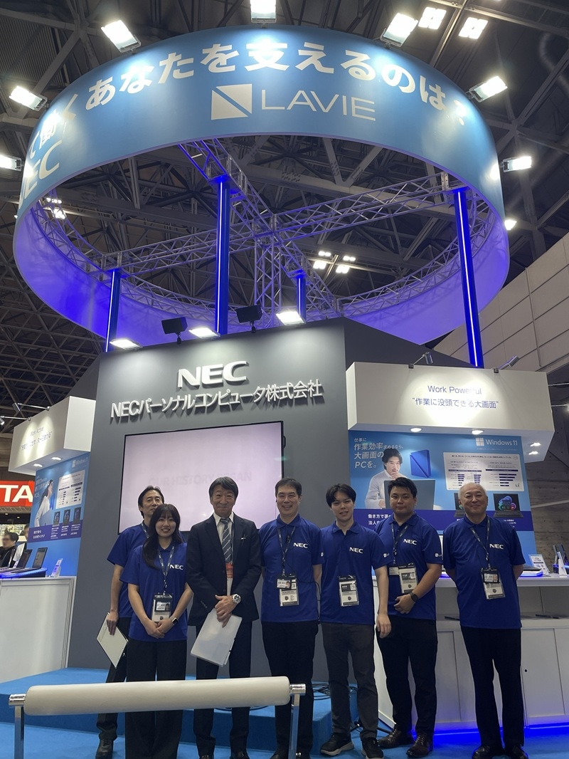 CEATEC 2026会期2日目には、NECパーソナルコンピュータの檜山太郎社長がブースを視察