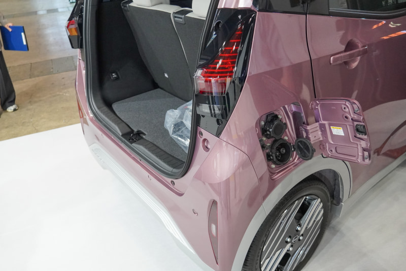 リアゲートを開くと、荷室左側にコンセントを装備する日産サクラ