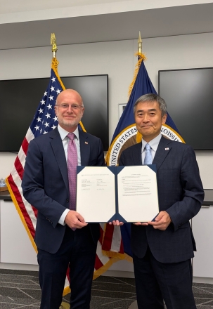 FCC ブレンダン・カー委員長と、総務省 布施田総務審議官（報道資料より）