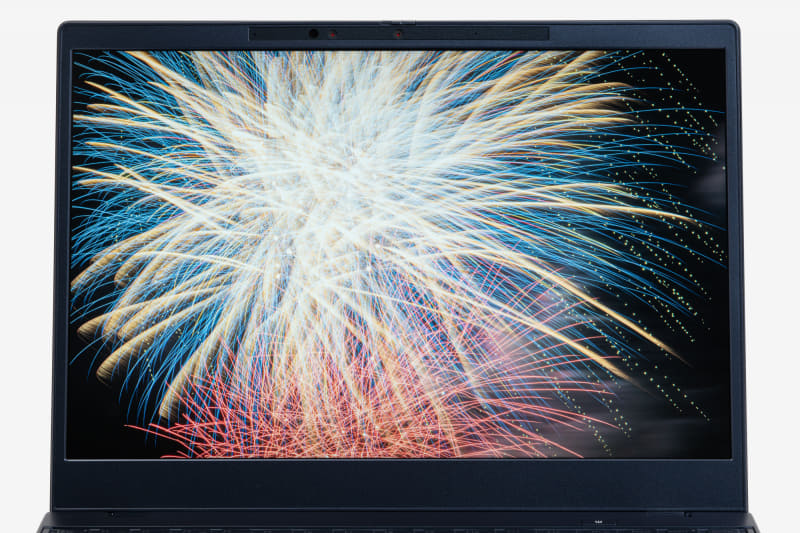 12.2型のWUXGA液晶はsRGBカバー率100%の広色域パネルを採用。発色性能に優れ、写真や映像を鮮やかに表示できる