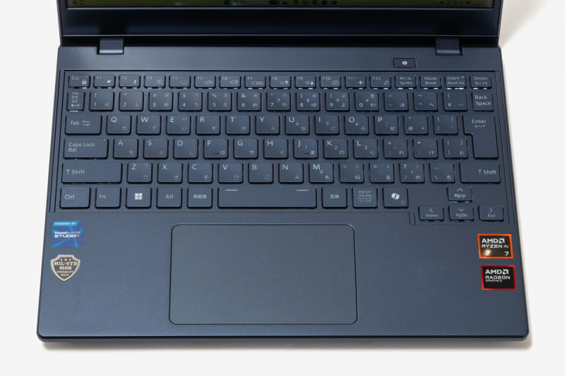 標準的な配列の日本語キーボードと、大型で操作しやすいタッチパッドを搭載