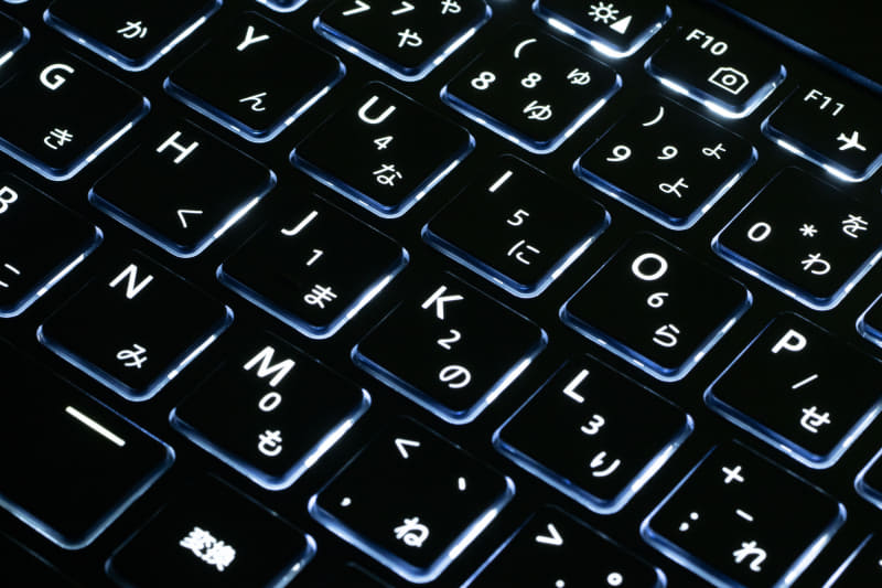 キーボードバックライトを標準搭載するため、暗い場所でも快適にタイピングできる