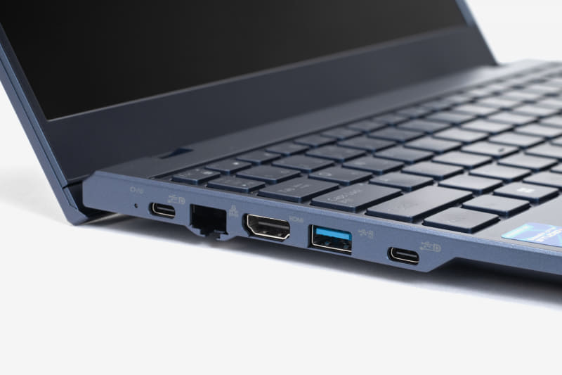 左側面にUSB4 Type-C×2，ギガビットイーサネット、HDMI、USB 3.2 Type-A×1を配置