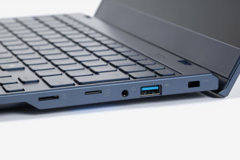 右側面にmicroSDカードスロット、3.5mmオーディオジャック、USB 3.2 Type-A×1を配置。豊富なポートの用意はありがたい