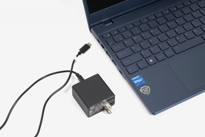 USB Type-C接続の小型ACアダプターが付属。本体と同時に持ち運ぶ場合でも邪魔にならず、スマホなどの充電にも利用可能だ