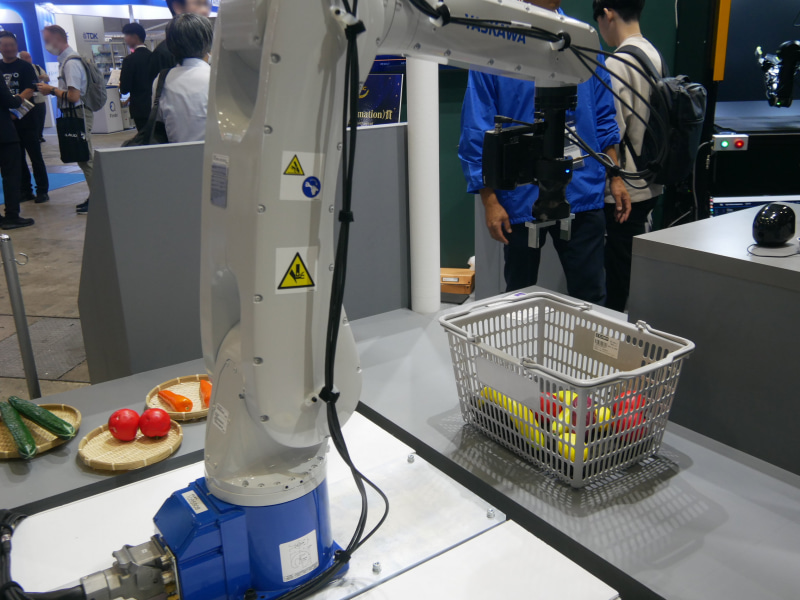 掴んだ野菜は買い物かごに入れる