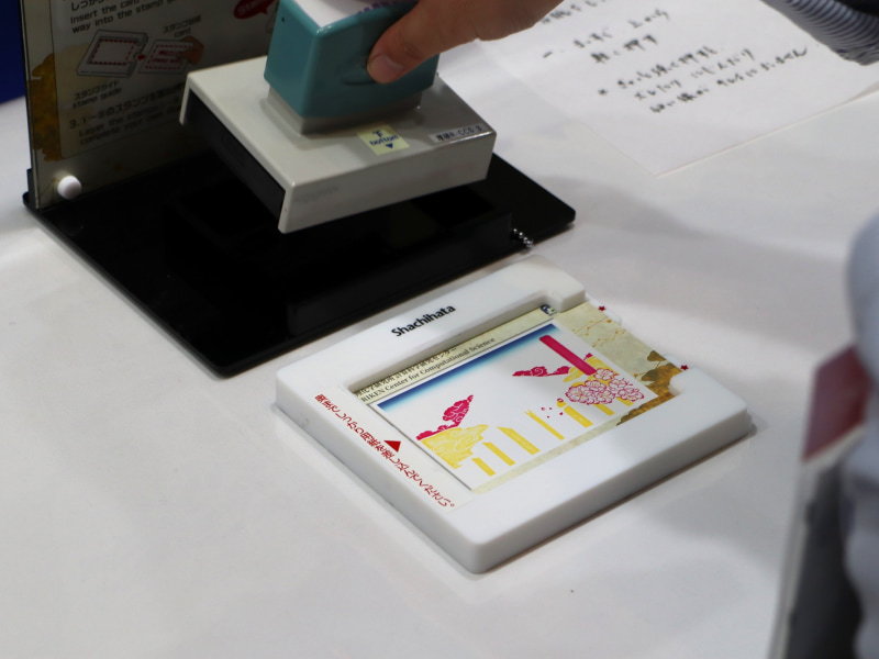 理化学研究所のブースでは、「富岳」をモチーフにした浮世絵風の重ね捺しスタンプを用意。来場者自身が5色／5版を重ねて捺していくと完成する
