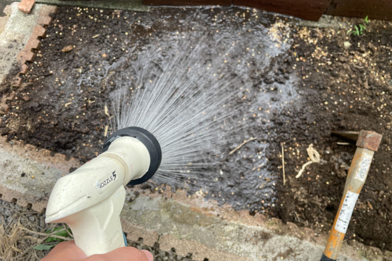 pH測定は、まず水で濡らした土をよく混ぜて、しばらく寝かせてから測定する