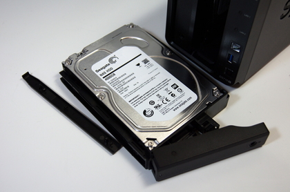 清水理史の「イニシャルB」】 コンパクトな2ベイ筐体に詰め込まれた高