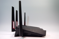 清水理史の「イニシャルB」】 ゲーマーも満足の超高速無線LANルーター