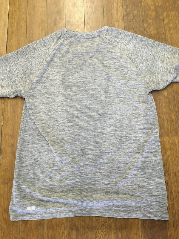 汗をかきやすい背中の中央も粗い網目で通気性をアップさせた