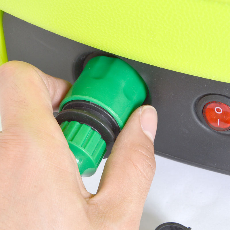 ホースを水タンクにつなげて、ノズルを接続すれば準備完了