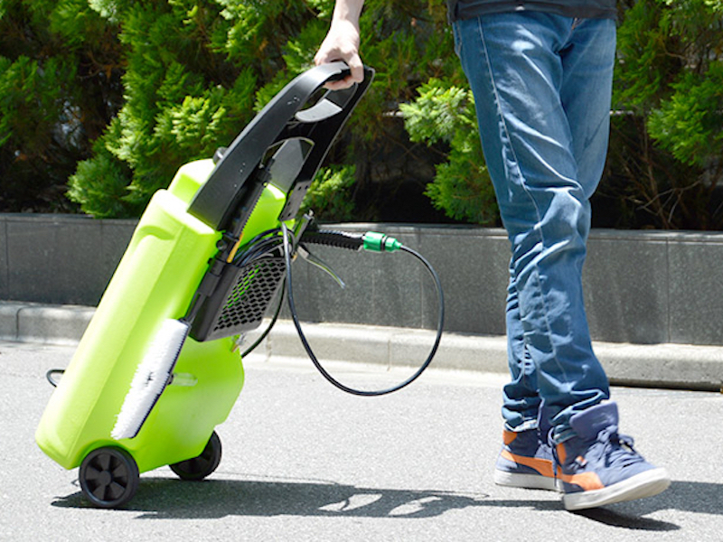 コンセントや蛇口がない場所でも、持ち運んで洗浄可能