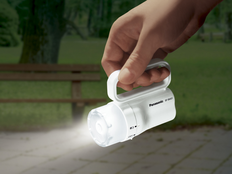 懐中電灯としては、レンズで集光された光を照射