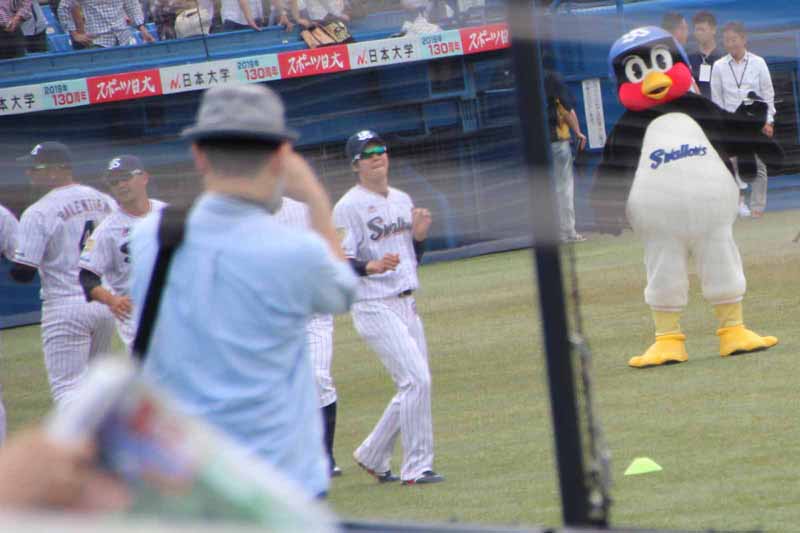 選手とともに準備体操をしている