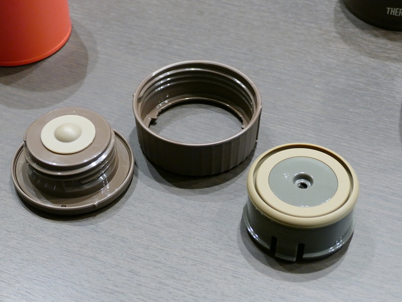 蓋は3つのパーツに分かれるため、隅々まで洗える。また、食洗機でも洗える(本体部は食洗機に非対応)