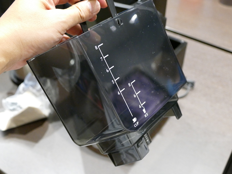 「ECH-1001」の給水タンクを取り外したところ。アイスコーヒー用の目盛りも用意されている