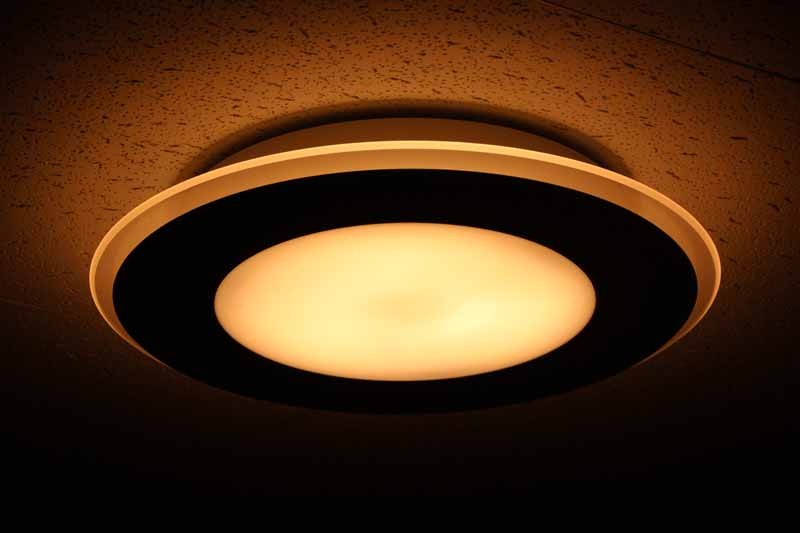 導光パネルと光を通さないパネルを組み合わせた間接光モデル