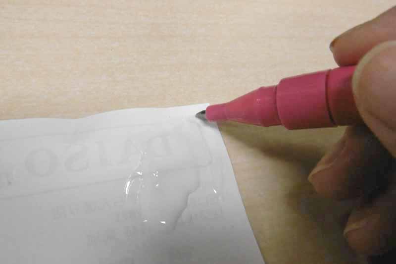 角など細かい箇所に塗りやすい。ボディを押すとジェル状の糊が出てくる