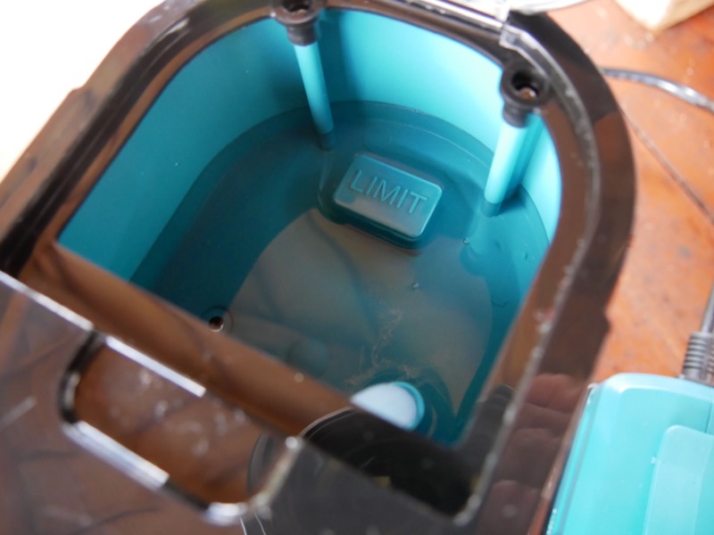 中央の「LIMIT」という突起に合わせて水を入れる