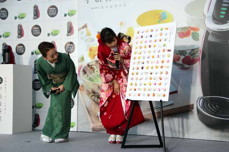 100種の京菓子に興味津々の様子