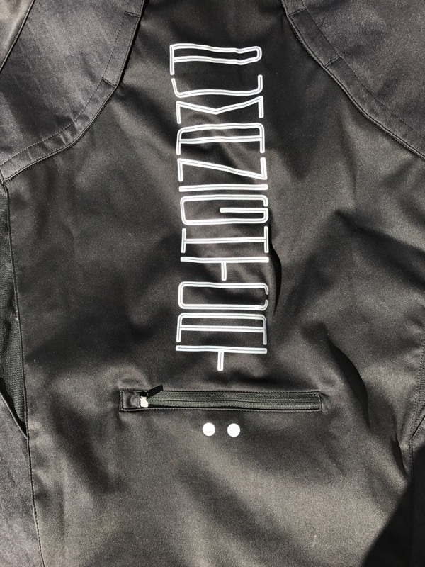 PUMA NIGHT CATと書かれた部分はリフレクター(再帰反射素材)を使用し、自動車やオートバイのヘッドライトを反射してランナーの存在を知らせる。その下のポケットには、大型のスマートフォンも収納可能だ