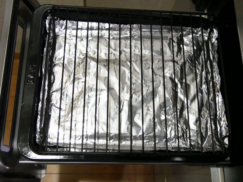 下にアルミホイルを敷いて魚を焼く